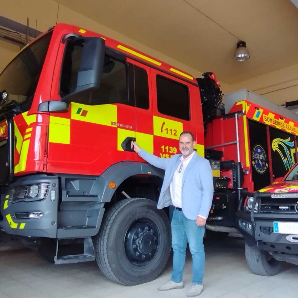Comercial da Reta junto a uma viatura vermelha de Bombeiros, ilustrando Desafios da Manutenção e Reparação de Viaturas de Bombeiros.