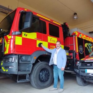 Comercial da Reta junto a uma viatura vermelha de Bombeiros, ilustrando Desafios da Manutenção e Reparação de Viaturas de Bombeiros.
